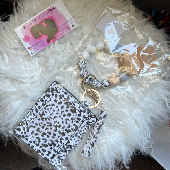 Leopard Print Silicone Beaded Wristlet ID Holder - Picture 3 of 4